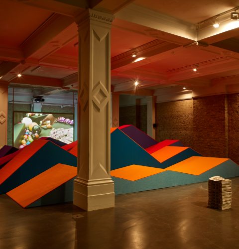 Ulla von Brandenburg, Vue de l'installation Sweet Feast à la Whitechapel Gallery, 2018 / Courtesy de l'artiste et Whitechapel Gallery, London, Art : Concept, Paris, Produzentengalerie Hamburg, Pilar Corrias, London, Meyer Riegger Berlin/Karlsruhe / Avec le soutien de Noirmontartproduction © Photo : Ulla von Brandenburg studio