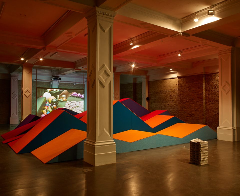 Ulla von Brandenburg, Vue de l'installation Sweet Feast à la Whitechapel Gallery, 2018 / Courtesy de l'artiste et Whitechapel Gallery, London, Art : Concept, Paris, Produzentengalerie Hamburg, Pilar Corrias, London, Meyer Riegger Berlin/Karlsruhe / Avec le soutien de Noirmontartproduction © Photo : Ulla von Brandenburg studio