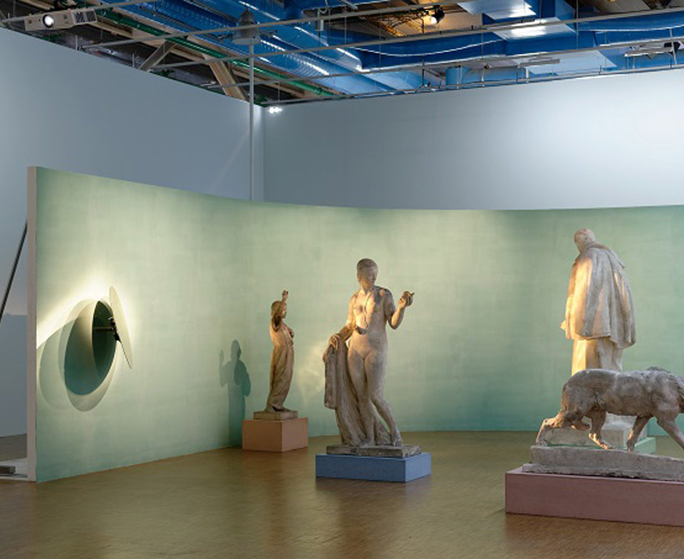 Charlotte Moth, Installation de quatre sculptures empruntées à la Conservation des Œuvres d'Art Religieuses et Civiles Direction des Affaires Culturelles de la Ville de Paris, vue de l'exposition Prix Marcel Duchamp 2017 au Centre Pompidou / Courtesy de l'artiste et Marcelle Alix © Photo : Aurélien Mole, Centre Pompidou