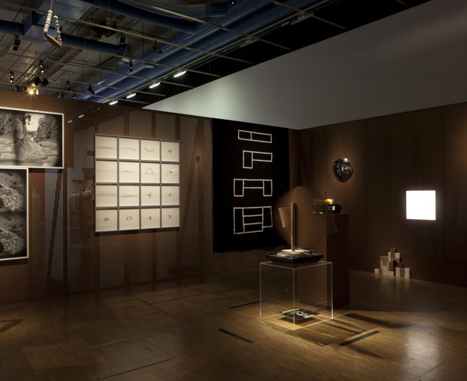 Yto Barrada, Objets indociles (Supplément à la vie de Thérèse Rivière), 2016, vue de l'exposition Prix Marcel Duchamp 2016 au Centre Pompidou / Courtesy de l'artiste © Photo : Hervé Véronèse, Centre Pompidou