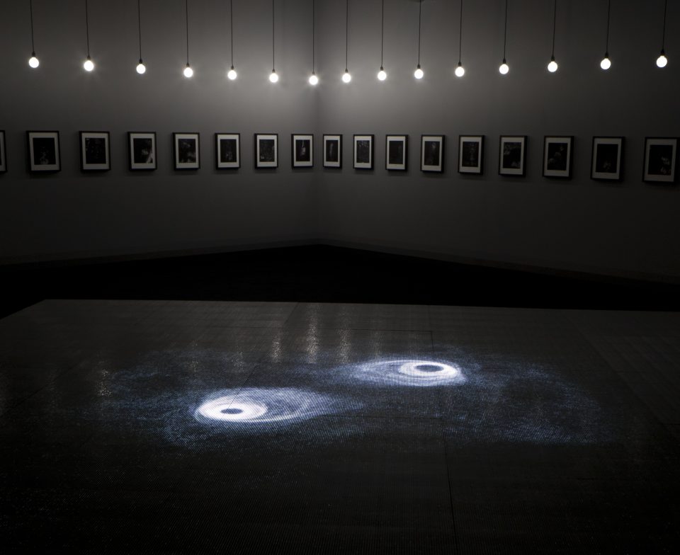 Melik Ohanian, Under Shadows, 2015, vue de l'exposition Prix Marcel Duchamp 2015 au Centre Pompidou / Courtesy de l'artiste © Photo : Hervé Véronèse, Centre Pompidou