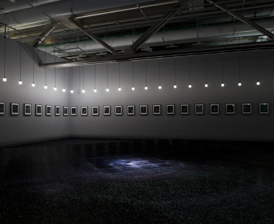 Melik Ohanian, Under Shadows, 2015, vue de l'exposition Prix Marcel Duchamp 2015 au Centre Pompidou / Courtesy de l'artiste © Photo : Hervé Véronèse, Centre Pompidou