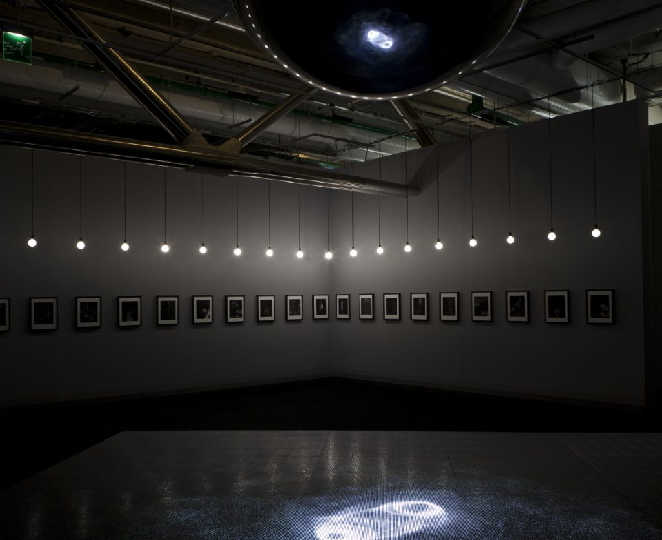 Melik Ohanian, Under Shadows, 2015, vue de l'exposition Prix Marcel Duchamp 2015 au Centre Pompidou / Courtesy de l'artiste © Photo : Hervé Véronèse, Centre Pompidou