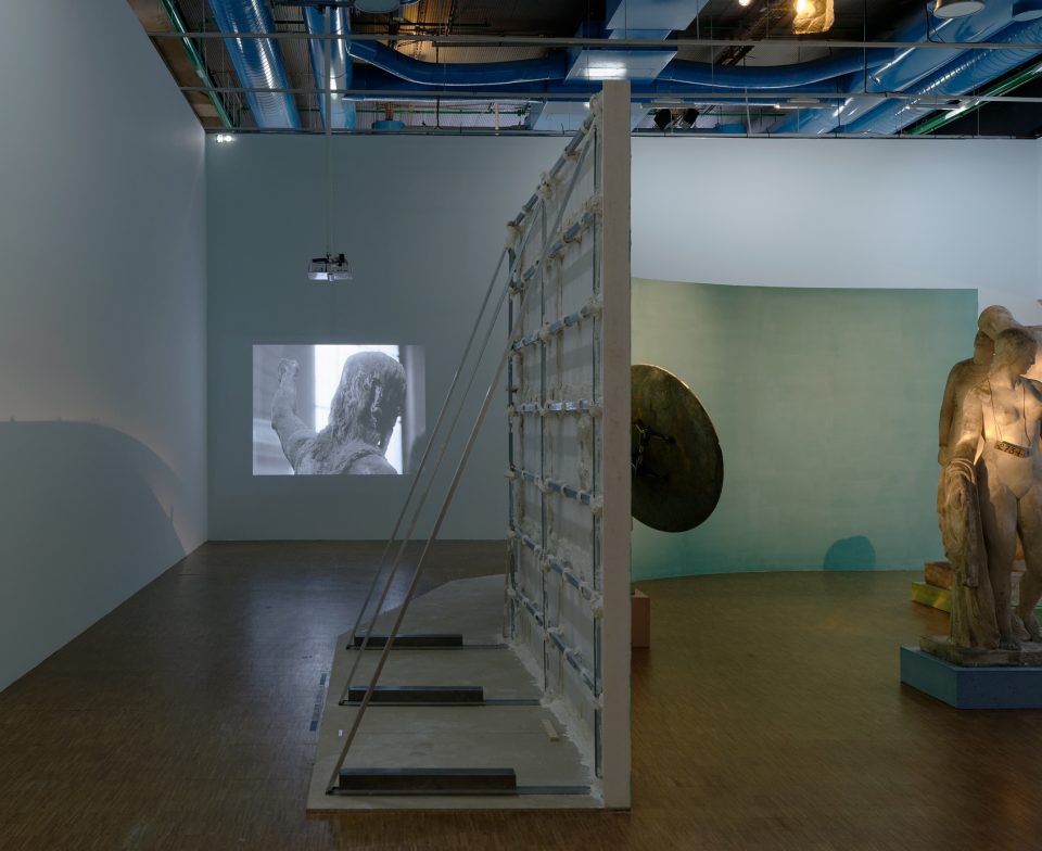 Charlotte Moth, Installation de quatre sculptures empruntées à la Conservation des Œuvres d'Art Religieuses et Civiles Direction des Affaires Culturelles de la Ville de Paris, vue de l'exposition Prix Marcel Duchamp 2017 au Centre Pompidou / Courtesy de l'artiste et Marcelle Alix © Photo : Aurélien Mole, Centre Pompidou