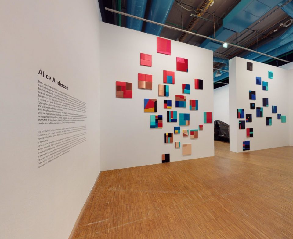 Alice Anderson, Chromatiques Aléatoires, 2020, vue de l'exposition Prix Marcel Duchamp 2020 au Centre Pompidou / Courtesy de l'artiste © Photo : THE FARM