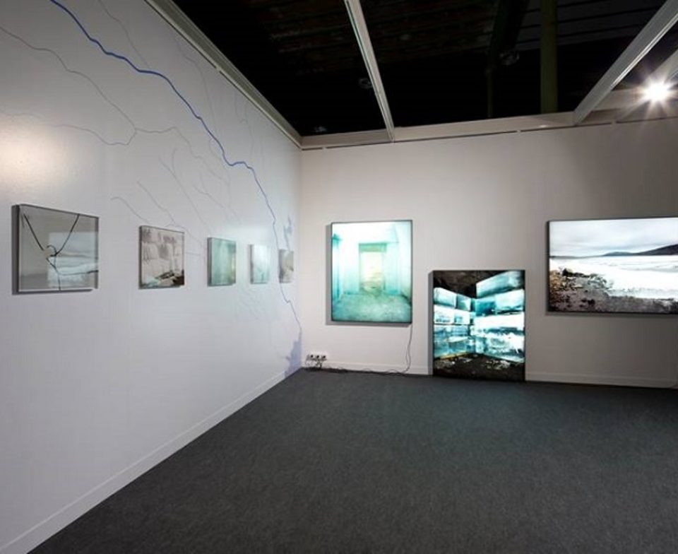 Down by the River, 2015 Photographies couleur sous Diasec, caissons lumineux et papier peint mural, Dimensions variables, Vue de l'installation, Prix Marcel Duchamp 2015, Fiac - Grand Palais, Paris © Zineb Sedira Photo. Julie Joubert Courtesy the artist and kamel mennour, Paris