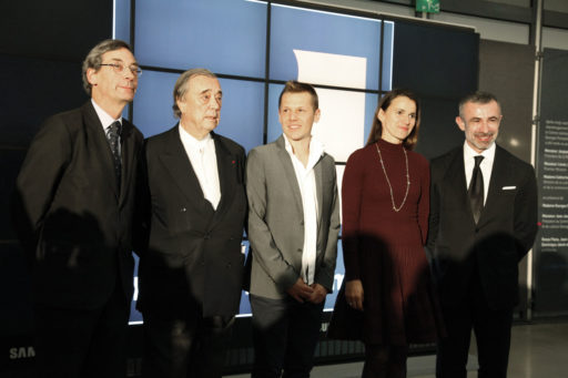 De gauche à droite : Alfred Pacquement, Directeur du Musée national d’art moderne - Gilles Fuchs, Président de l'ADIAF - Mircea Cantor, lauréat 2012 - Aurélie Filipetti, Ministre de la Culture - Alain Seban, président du Centre Pompidou