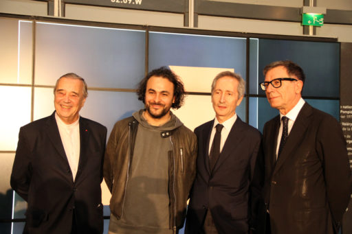 De gauche à droite : Gilles Fuchs, Président Adiaf - Kader Attia, lauréat 2016 – Bernard Blistène, Directeur du Musée national d’art moderne – Serge Lasvignes, Président Centre Pompidou