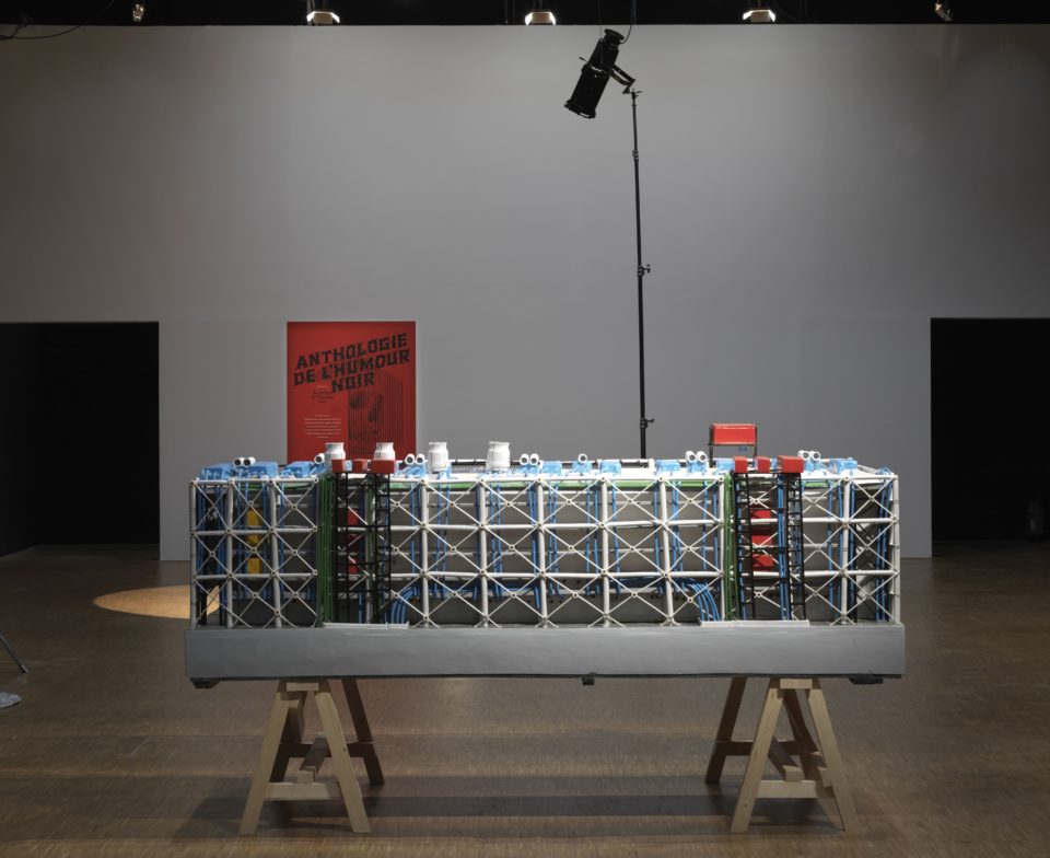 L’une des œuvres exposées dans le Parcours des 20 lauréats du Prix Marcel Duchamp : Anthologie de l’humour noir de Saâdane Afif, lauréat 2009 ©Centre Pompidou, G. Meguerditchian