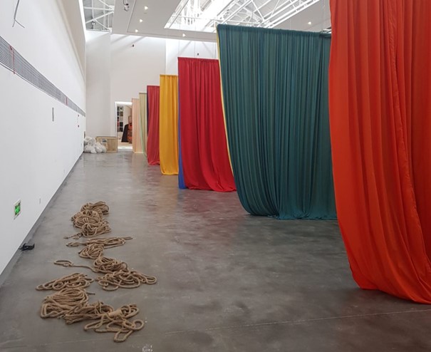 Ulla VON BRANDENBURG, Two Times Seven II, 2018, Fabric, ropes, stepladder, wooden benches, fishing rods (various sizes), super 16 mm film to HD video, colour, sound (10′) © Andrea Rossetti