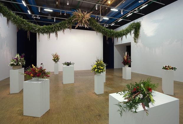 Kapwani Kiwanga, Flowers for Africa, 2014, vue de l'exposition Prix Marcel Duchamp 2020 au Centre Pompidou / Courtesy de l'artiste et Galerie Poggi Paris © Photo : Bertrand Prevost, Centre Pompidou