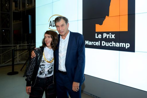 La lauréate du Prix Marcel Duchamp 2021, Lili Reynaud Dewar et Claude Bonnin, Président de l'ADIAF © Luc Castel