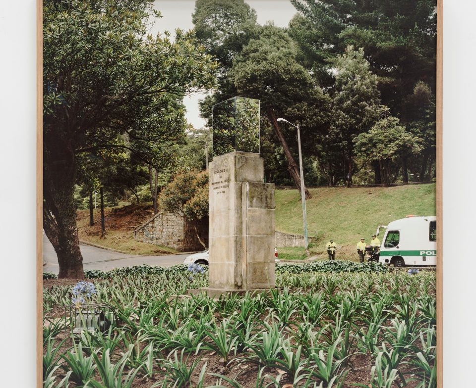 Ivan Argote, Etcétera: Cubriendo con espejos a Francisco de Orellana, supuesto descubridor del Amazonas. Parque Nacional, Bogotá | Etcétéra : en couvrant avec des miroirs Francisco de Orellana, le soi-disant découvreur de l’Amazonie. Parc national, Bogotá, 2012 - 2018, Framed C-print, 161 x 161 x 5 cm. Courtesy of the artist & Perrotin.