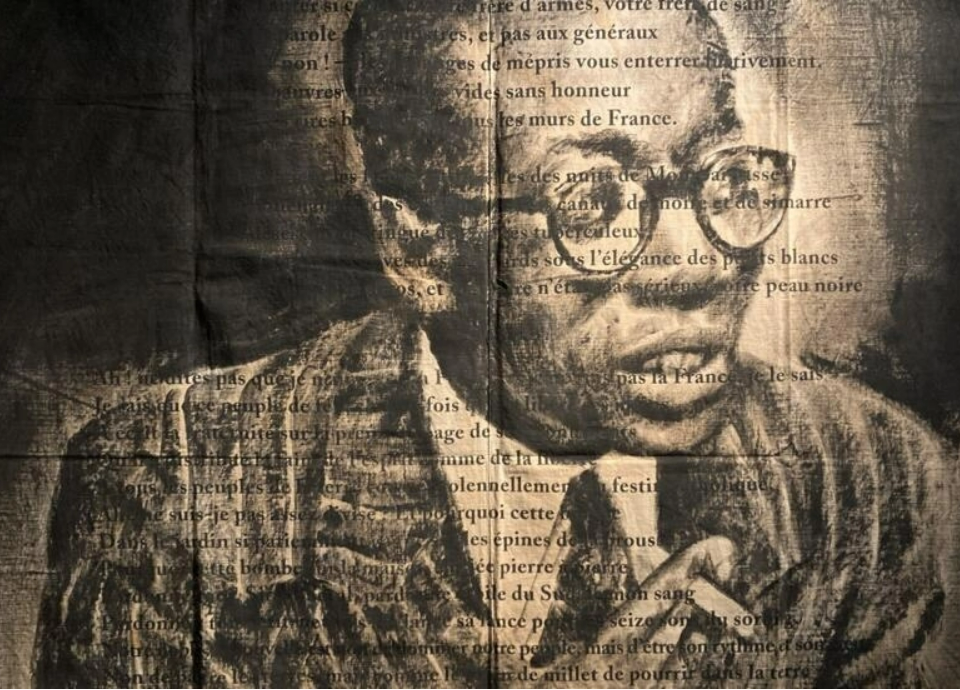 Vue de l’exposition « Senghor et les arts » / Détail de « Hosties noires » (2021) de l’artiste béninois Roméo Mivekannin, présentant le portrait de Senghor © Siegfried Forster