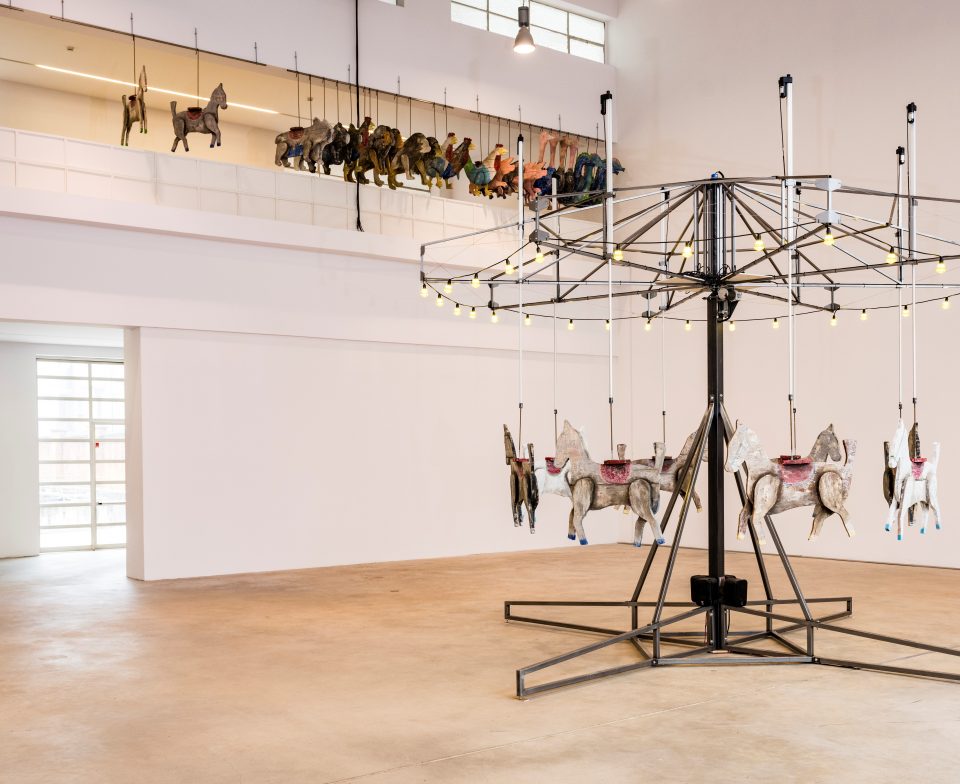Bertille Bak, Le Berceau du Chaos, 2022 / Vue de l’exposition Bertille Bak, “Mineur Mineur“, Fondazione Merz, Turin, Italie / Courtesy de l’artiste, de la galerie Xippas, de Gallery Apart, Rome et de Fondazione Merz, Turin, Italie © Photo : Andréa Guermani