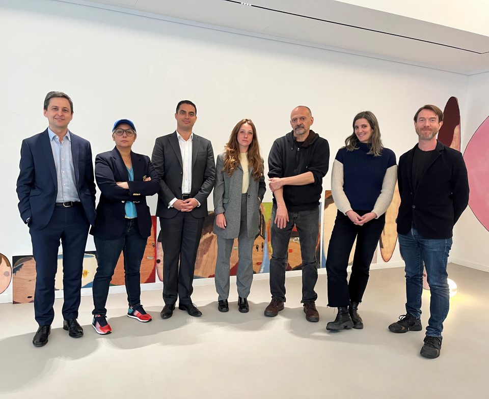 De droite à gauche : Ronan Grossiat, Secrétaire général de l’ADIAF ; Tatiana Ruiz, Senior Expert Art Contemporain et Curateur de Catawiki ; Ouissem Barbouchi, Membre de l’ADIAF ; Anne Bourrassé, Bourse 2023 « Commissaire / Critique d’art » (membre observateur du Jury) ; Antoine d’Agata, photographe ; Marine Vazzoler, journaliste et critique d’art ; Cyrille Coiffet, Directeur général Art & Antiques de Catawiki.