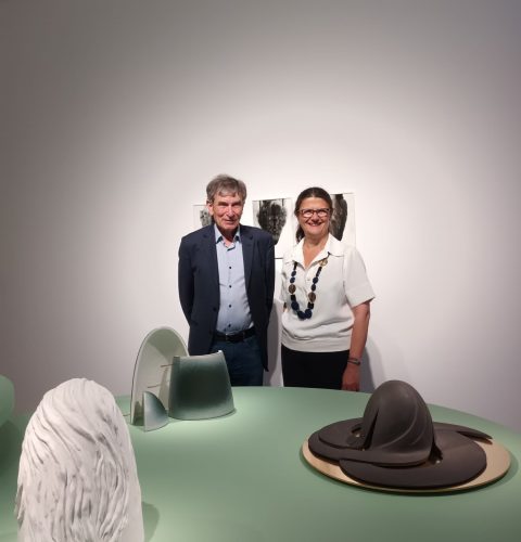 Claude Bonnin et Irène Basilis lors du vernissage de l’exposition « Confluences » de Katinka Bock au sein de la Galerie de Sèvres le 9 juin 2023