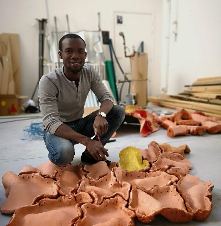 Kokou Ferdinand Makouvia dans son soudio ©Zoé Monti