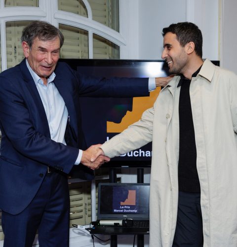 Le Prix Marcel Duchamp 2023. Annonce du lauréat chez Artcurial, le 16 octobre 2023. Claude Bonnin, Président de l’ADIAF et Tarik Kiswanson, lauréat © Luc Castel