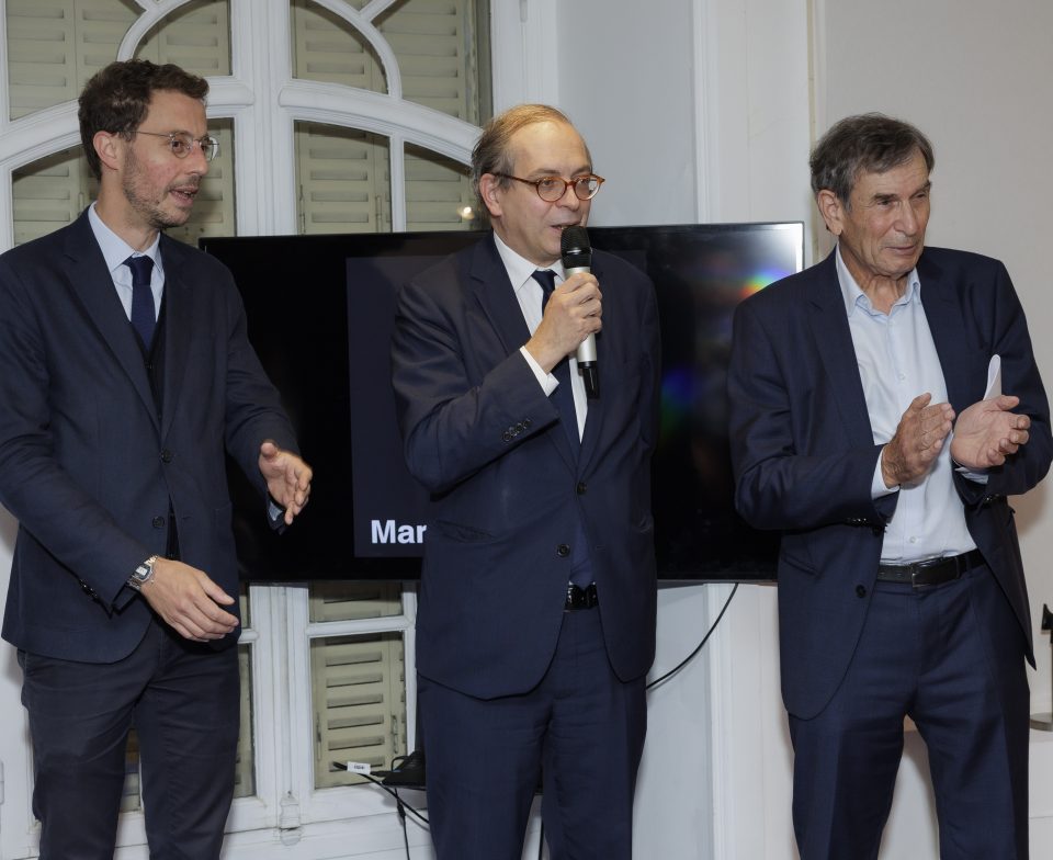 Le Prix Marcel Duchamp 2023. Annonce du lauréat chez Artcurial, le 16 octobre 2023. De gauche à droite : Xavier Rey, Directeur du Musée national d’art moderne et Président du jury, Laurent Le Bon, Président du Centre Pompidou ; Claude Bonnin, Président de l’ADIAF © Luc Castel