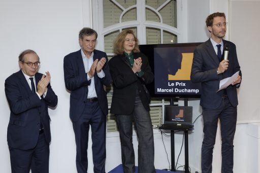 Le Prix Marcel Duchamp 2023. Annonce du lauréat chez Artcurial, le 16 octobre 2023. De gauche à droite : Laurent Le Bon, Président du Centre Pompidou ; Claude Bonnin, Président de l’ADIAF ; Angela Lampe, commissaire de l’exposition Prix Marcel Duchamp 2023 ; Xavier Rey, Directeur du Musée national d’art moderne et Président du jury. © Luc Castel