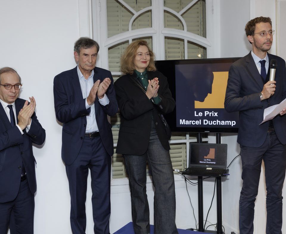 Le Prix Marcel Duchamp 2023. Annonce du lauréat chez Artcurial, le 16 octobre 2023. De gauche à droite : Laurent Le Bon, Président du Centre Pompidou ; Claude Bonnin, Président de l’ADIAF ; Angela Lampe, commissaire de l’exposition Prix Marcel Duchamp 2023 ; Xavier Rey, Directeur du Musée national d’art moderne et Président du jury. © Luc Castel