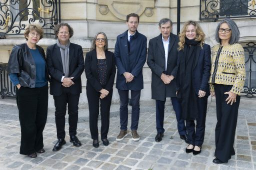 De gauche à droite : Béatrice SALMON, Directrice du Centre national des arts plastiques, CNAP (France) ; Adam D. WEINBERG, Directeur du Whitney Museum of American Art (Etats-Unis) ; Dr Josée GENSOLLEN, Collectionneuse, Collection Gensollen La Fabrique, Marseille (France) ; Xavier REY, Directeur du Musée national d’art moderne, Centre Pompidou, Paris, président du jury ; Claude BONNIN, Collectionneur, Président de l’ADIAF ; Dr. Jimena BLÀZQUEZ ABASCAL, Collectionneuse, Directrice de la Fondation contemporaine Montenmedio (Espagne) ; Akemi SHIRAHA, Représentante de l’Association Marcel Duchamp © Luc Castel