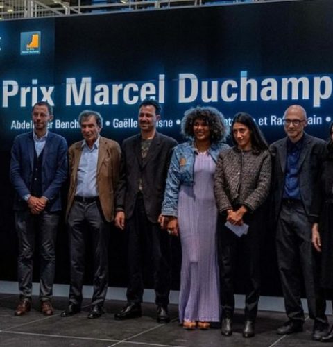 Le Prix Marcel Duchamp 2024 avec les nommés, Président du Centre Pompidou, Directeur du MNAM, Président de l'ADIAF, Commissaire de l'exposition © CLAD / THE FARM Paris