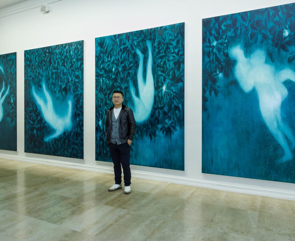 Xie Lei, Lauréat du Prix Marcel Duchamp 2025 devant ses oeuvres au Musée d'Art Moderne de Paris © Luc Castel