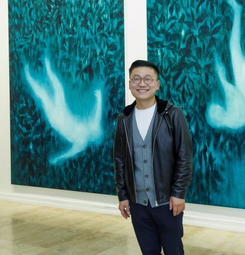 Xie Lei, Lauréat du Prix Marcel Duchamp 2025 devant ses oeuvres au Musée d'Art Moderne de Paris © Luc Castel