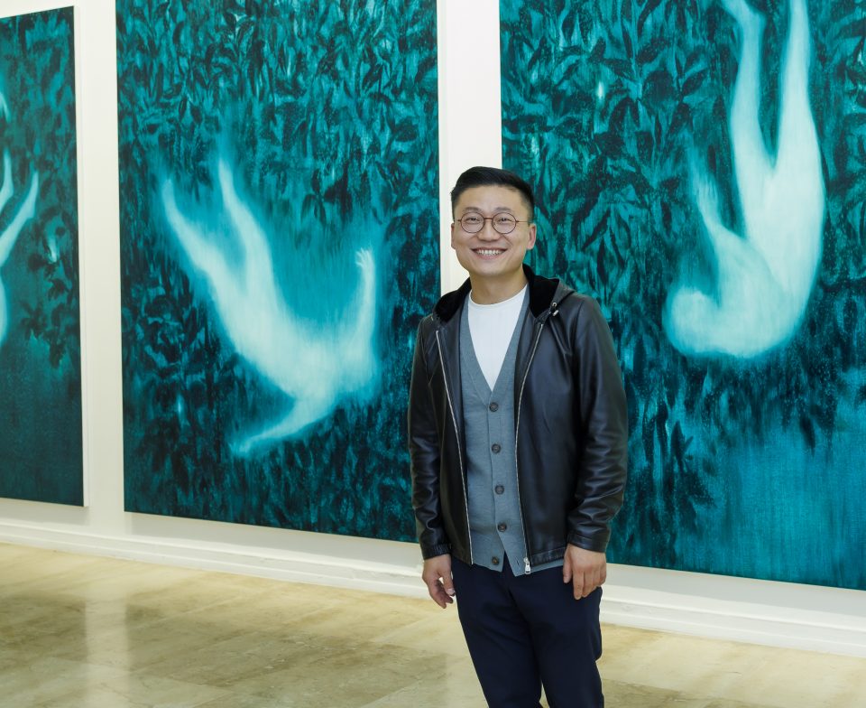 Xie Lei, Lauréat du Prix Marcel Duchamp 2025 devant ses oeuvres au Musée d'Art Moderne de Paris © Luc Castel
