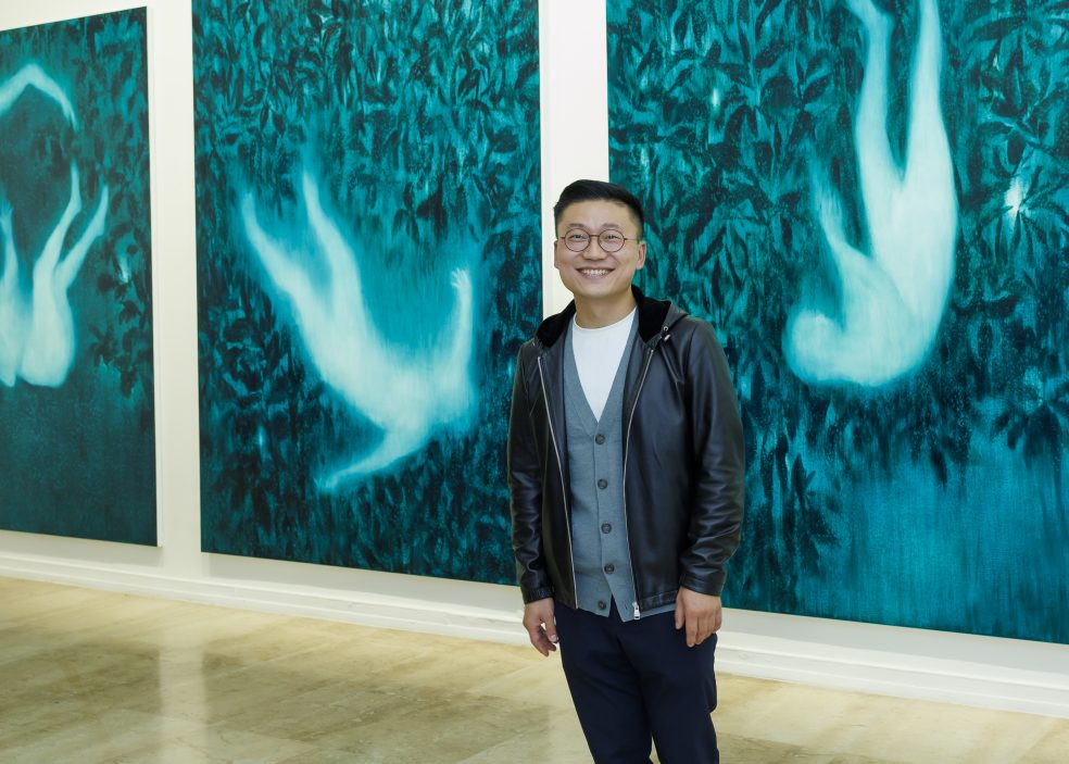 Xie Lei, Lauréat du Prix Marcel Duchamp 2025 devant ses oeuvres au Musée d'Art Moderne de Paris © Luc Castel